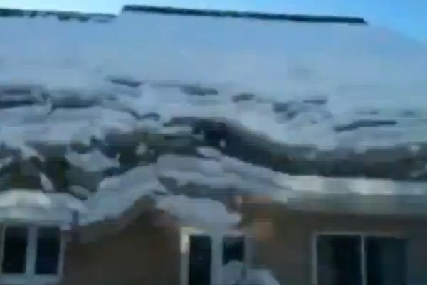 Ο Άγιος Βασίλης «σκοτώνεται» απ' τη στέγη (video)!