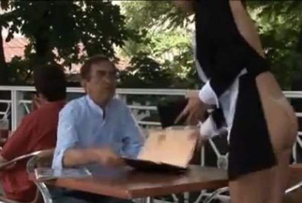 Η σερβιτόρα ήταν μισόγυμνη (video)