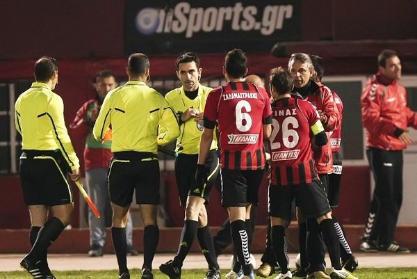 Παναχαϊκή-Ολυμπιακός: Επεισόδια στον αγωνιστικό χώρο