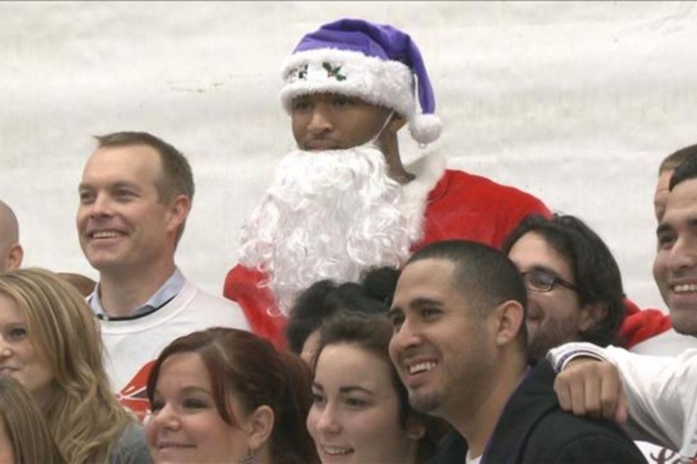 Σακραμέντο Κινγκς: Ντύθηκε Άγιος Βασίλης ο Κάζινς (video)