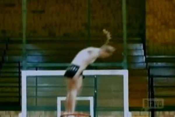 Eκπληκτικό: H κοπέλα μπήκε... καλάθι (video)