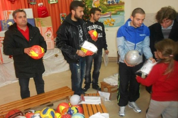 Κέρκυρα: Μοίρασαν μπάλες και χαμόγελα στο 1ο Ειδικό Δημοτικό