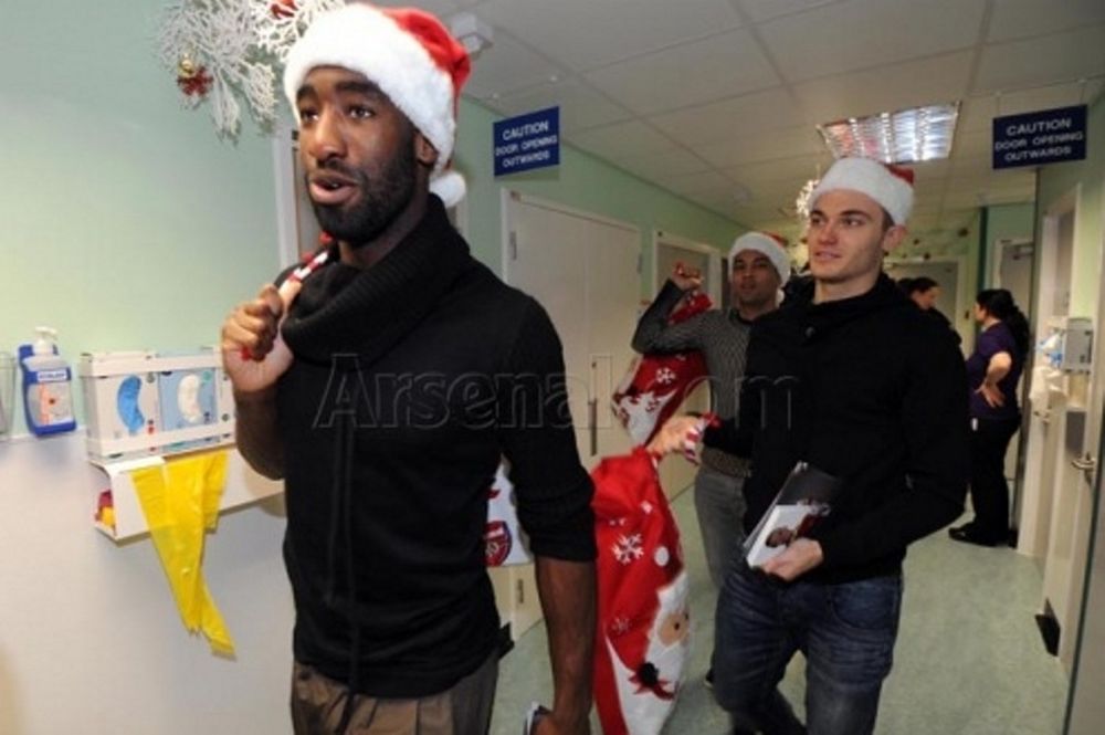 Άρσεναλ: Η γιορτινή επίσκεψη σε νοσοκομείο (video)