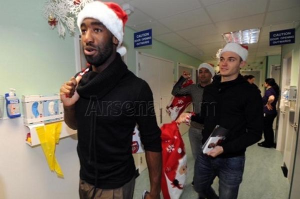 Άρσεναλ: Η γιορτινή επίσκεψη σε νοσοκομείο (video)