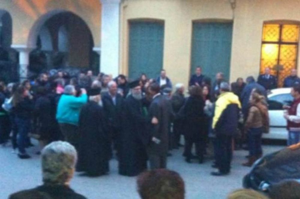 Ναύπακτος: Άρπαξαν ιερέα από τα γένια! (vid)