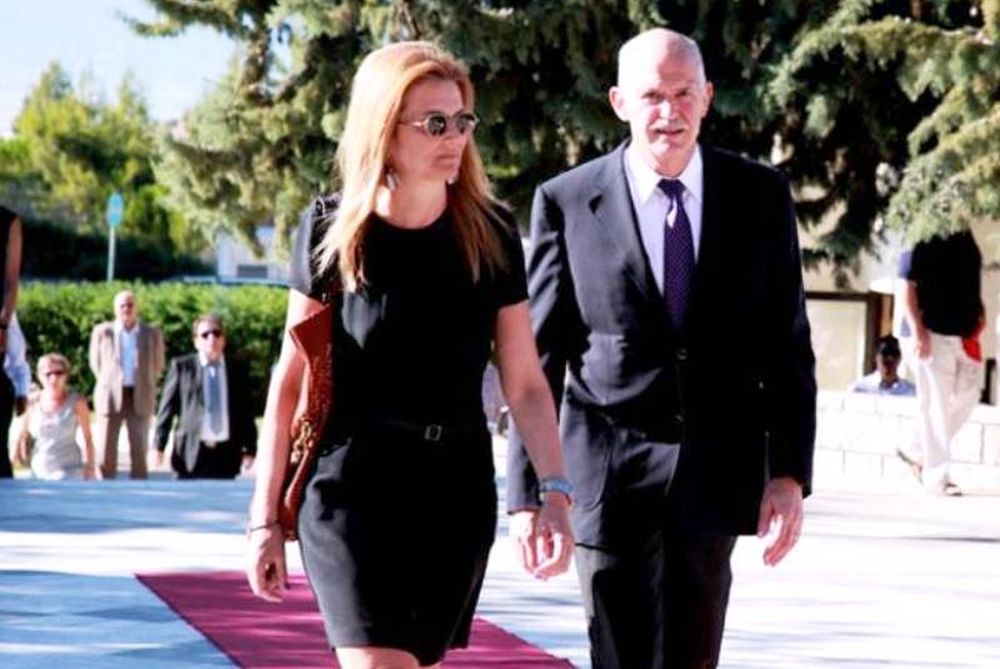 Δείτε τον Γιωργάκη σε ρόλο top model: Διαφημίζει βραχιόλια!