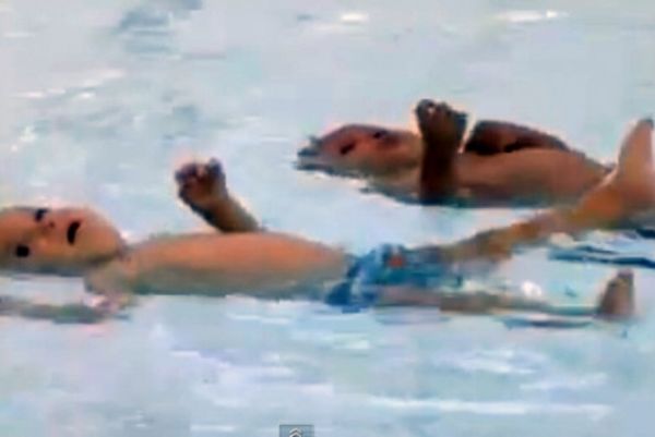 Βίντεο: Είναι δίδυμα εννέα μηνών και κολυμπούν μόνα τους στο νερό!   