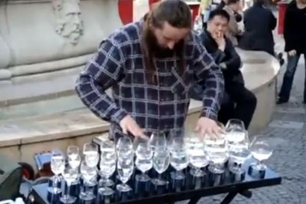 Eκπληκτικό: Πώς να παίξεις μουσική με... ποτήρια! (video)