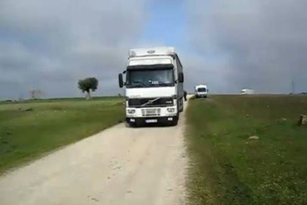 Δεν φαντάζεστε τι κρύβει αυτή η νταλίκα! (video)