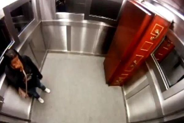 Eγκλωβίστηκε στο ασανσέρ με ένα πτώμα! (video)