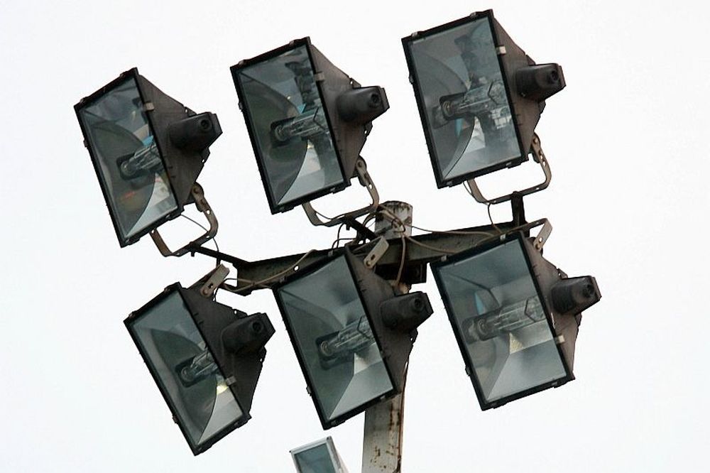 Έκλεψαν τα καλώδια από τον πυλώνα γηπέδου στα Λεχαινά!