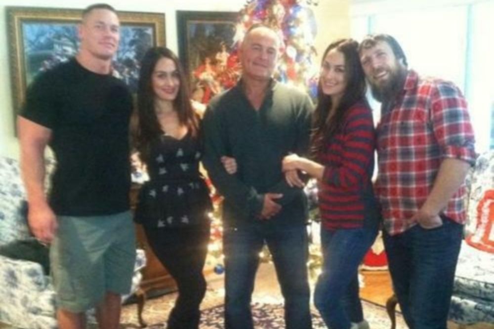 WWE: Γιορτές με Bellas ο Cena
