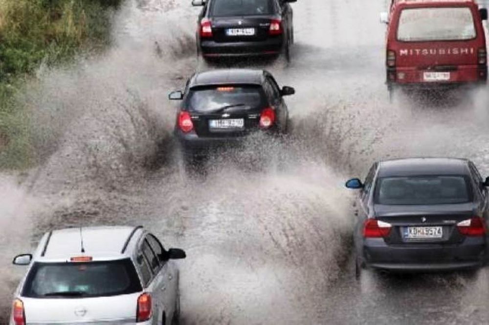 Σε συναγερμό η Πυροσβεστική – Πλημμύρισε ο Μαραθώνας
