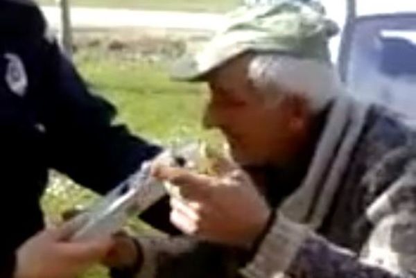 O παππούς είχε γίνει... σκνίπα! (video)