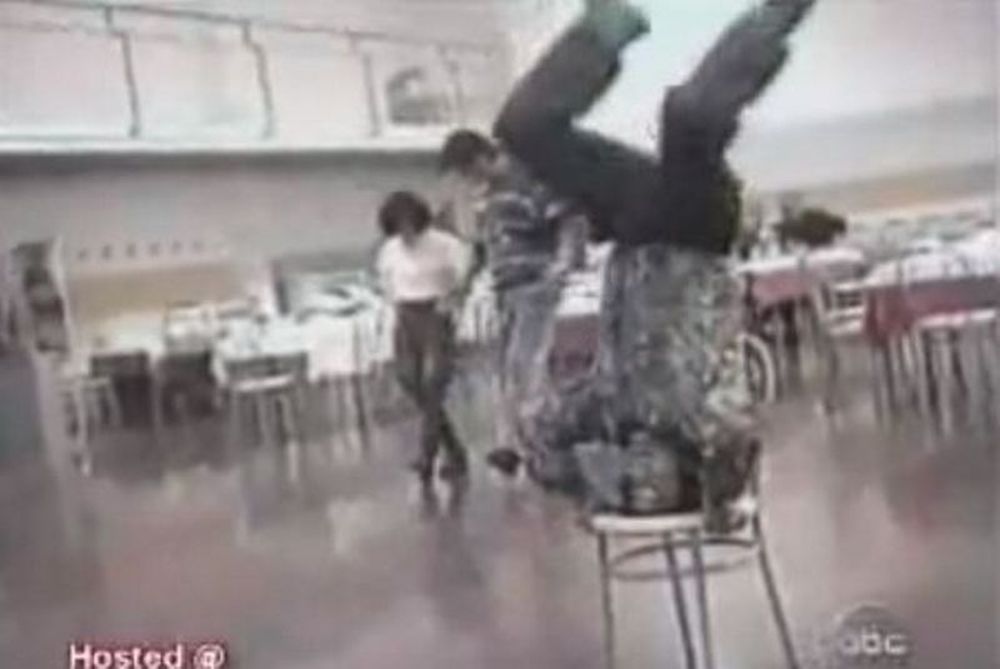 Tι τον ήθελες το χορό, μεθυσμένος άνθρωπος; (video)