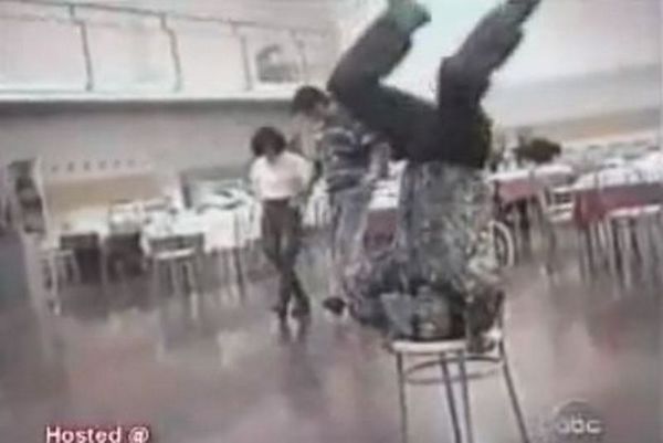 Tι τον ήθελες το χορό, μεθυσμένος άνθρωπος; (video)