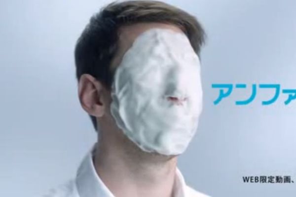 Βάζει... κρέμες στο πρόσωπό του ο Μέσι! (video)