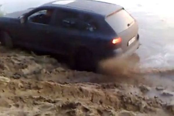 Aτζαμής οδηγός κατέστρεψε μια Πόρσε Καγιέν (video)