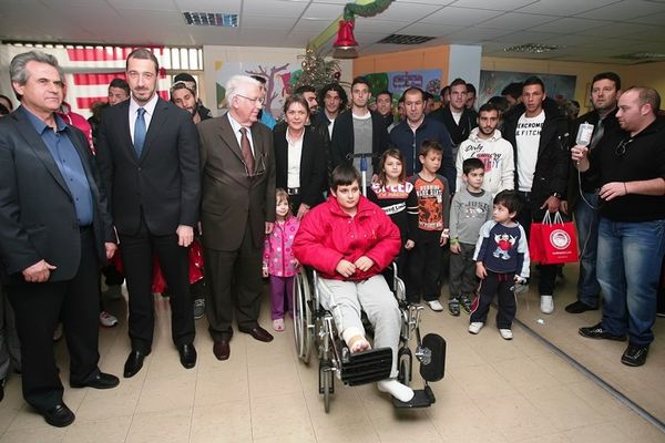 Ολυμπιακός: Μοίρασε χαμόγελα και δώρα στο Παίδων (photos)