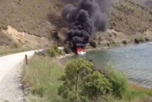 Πώς να σβήσεις τη φωτιά σε βάρκα (video)