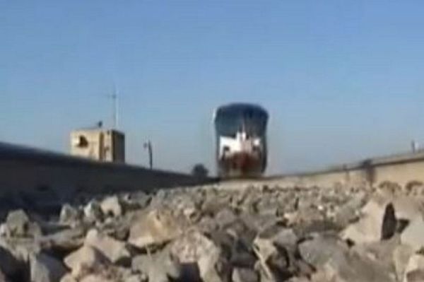 Mε το τρένο είναι επικίνδυνο να παίζεις παιχνίδια! (video)