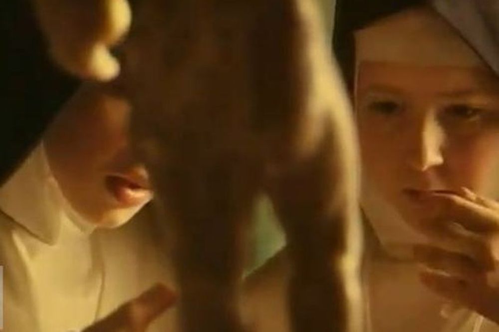 H μικρή καλόγρια ήξερε από... όργανα (video)