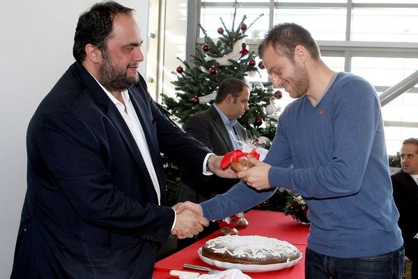 Ολυμπιακός: Το photostory της «ερυθρόλευκης» πίτας!