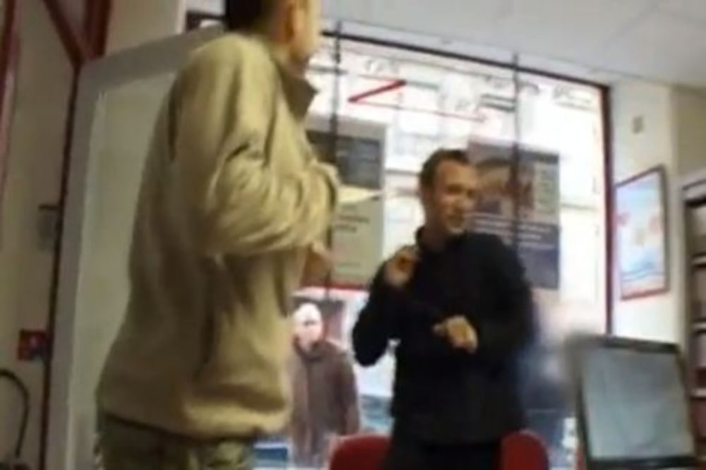 Mad Boys: Εισβολή σε γραφείο για... στριπτίζ (Video)