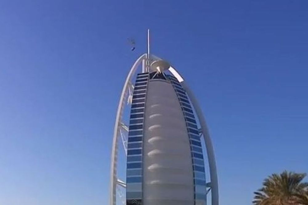 «Ιπτάμενη» Αστον Μάρτιν για τα 100 χρόνια στο Ντουμπάι (Video)