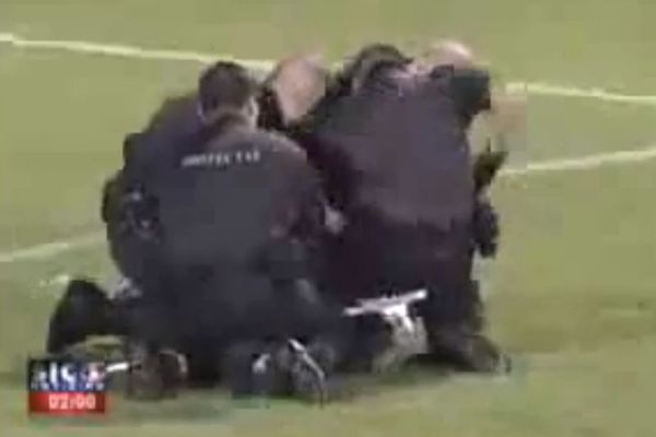 Βίντεο: Λιντσάρισμα αστυνομικών από οπαδούς