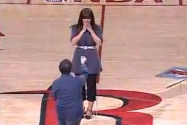 Η νύφη το 'σκασε και ο γαμπρός πίνει... μπύρες (video)