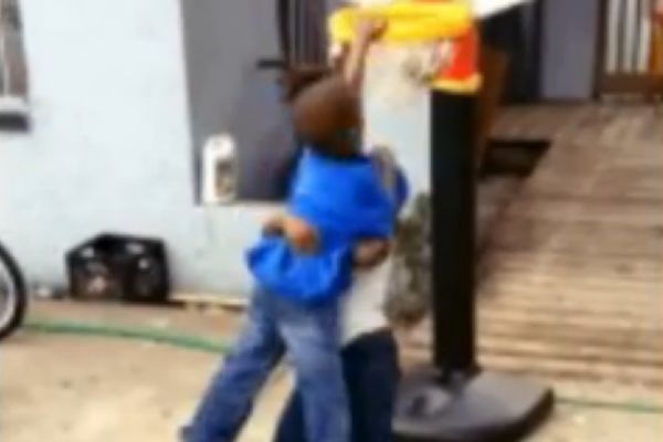 Κάρφωμα αλά Γκρίφιν από… δίχρονο (video)