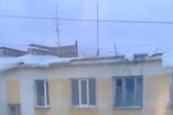 Πυροσβέστης πλακώθηκε από χιόνι (Video)