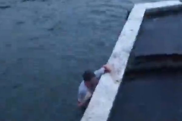 Λίβερπουλ: Οπαδός πήδηξε σε παγωμένο κανάλι για τον αποκλεισμό! (video)