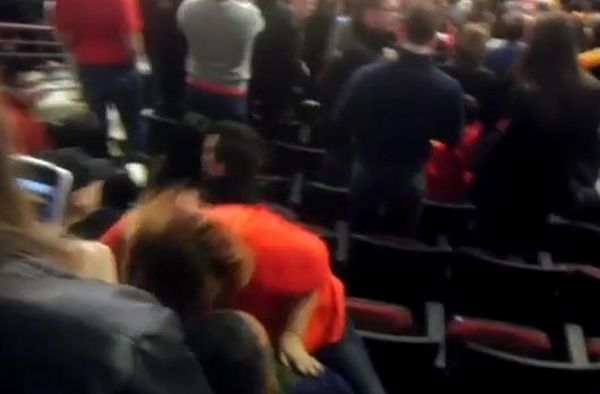 Μεθυσμένη οπαδός... λικνίζεται πάνω στο σύντροφό της (Video)