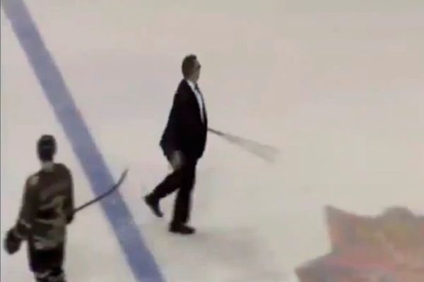 Προπονητής έκανε τον... τυφλό διαιτητή (video)