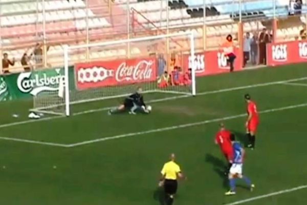 Ο τερματοφύλακας με τα... τρύπια χέρια (video)