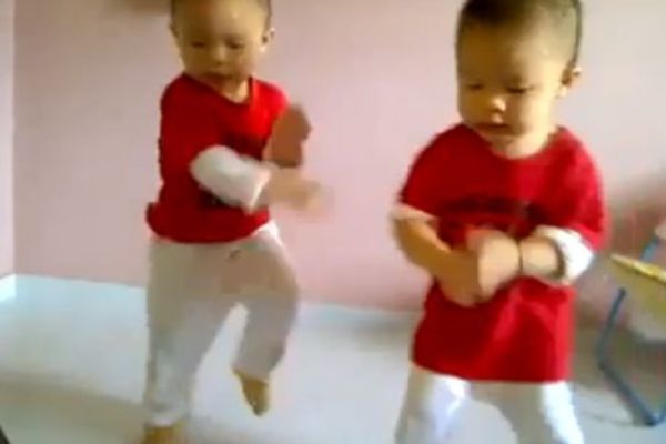 Δύο μωρά... ξεσαλώνουν (κυριολεκτικά) με Gangnam Style