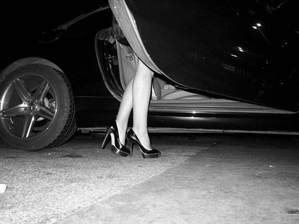 Ποδοσφαιριστής πλάκωσε μοντέλο στο ξύλο... 