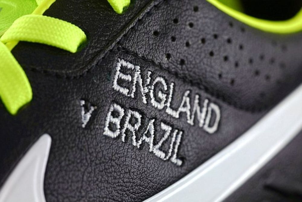 Αγγλία: Επετειακά παπούτσια για Κόουλ (photos)