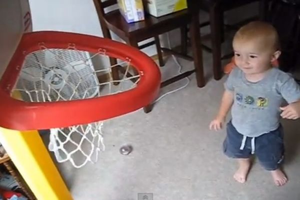 Μπόμπιρας τα... βάζει από παντού! (video)