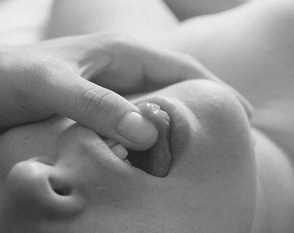 Η Cougar παρουσιάστρια ειδήσεων και ο νεαρός ποδοσφαιριστής!