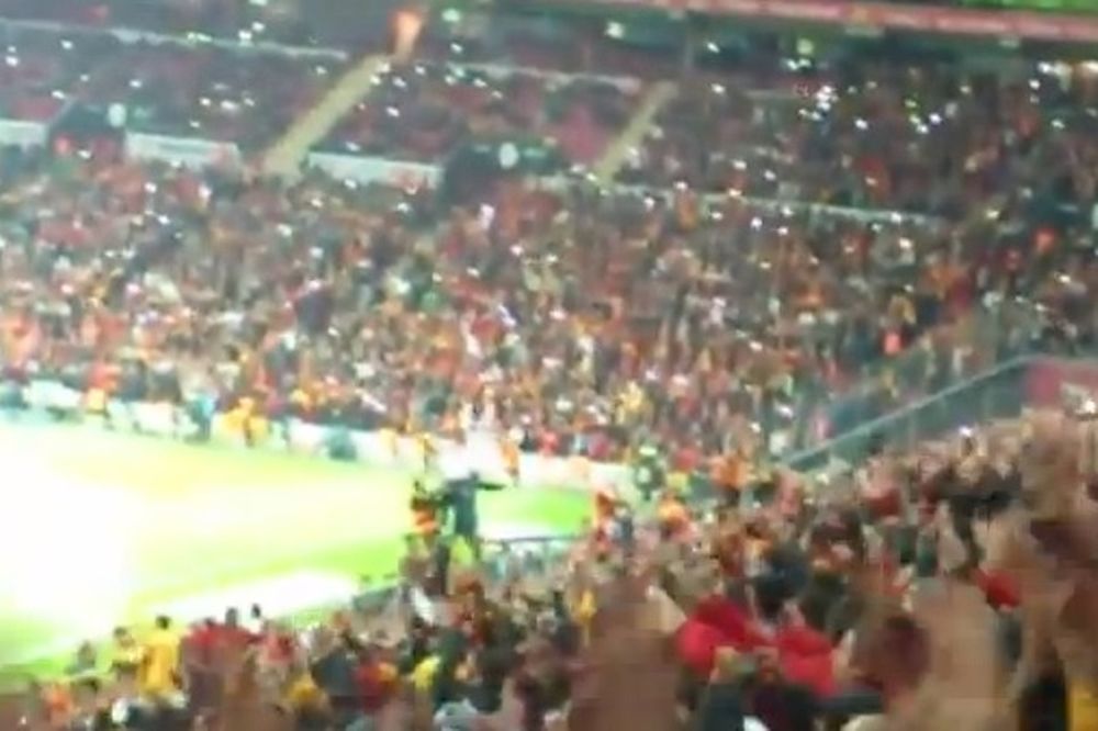 Γαλατάσαραϊ: Πανηγύρισαν με τα... κινητά τους! (video)