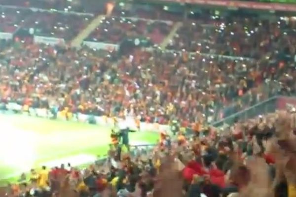 Γαλατάσαραϊ: Πανηγύρισαν με τα... κινητά τους! (video)