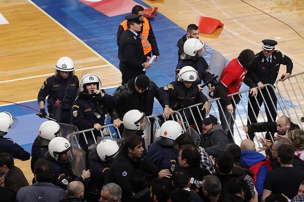 Στον εισαγγελέα δυο συλληφθέντες από τον τελικό