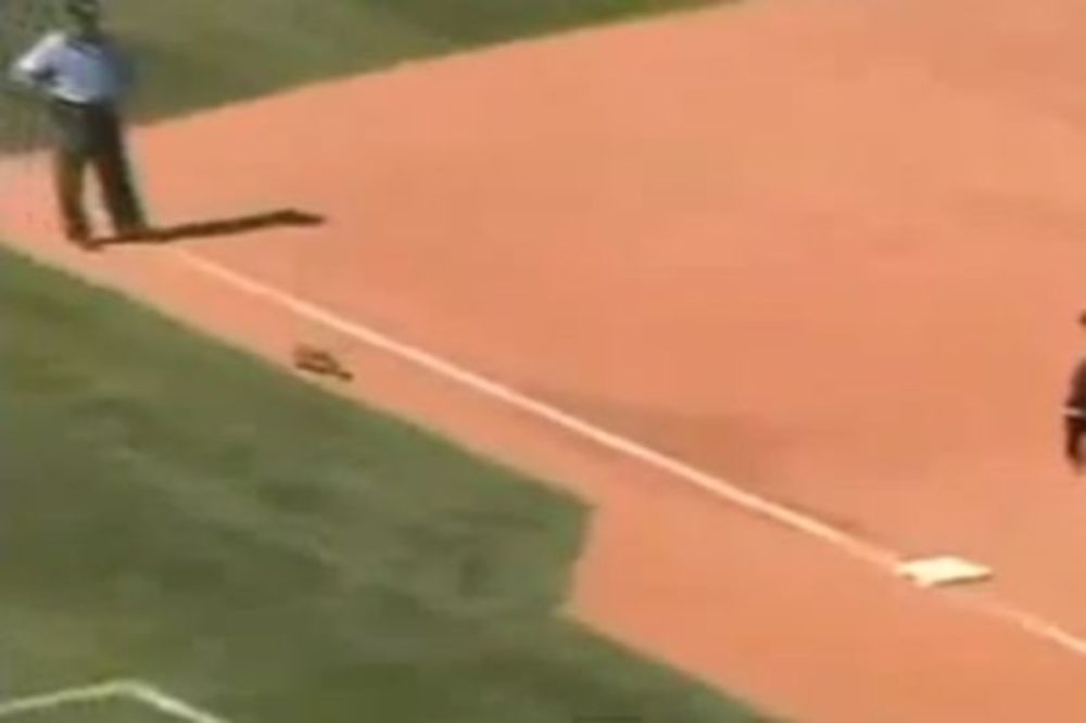 Απίστευτο... σόου από σκίουρο σε αγώνα μπέιζμπολ (Video)