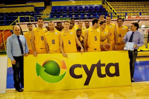 Περιστέρι: Μοιράζει δώρα