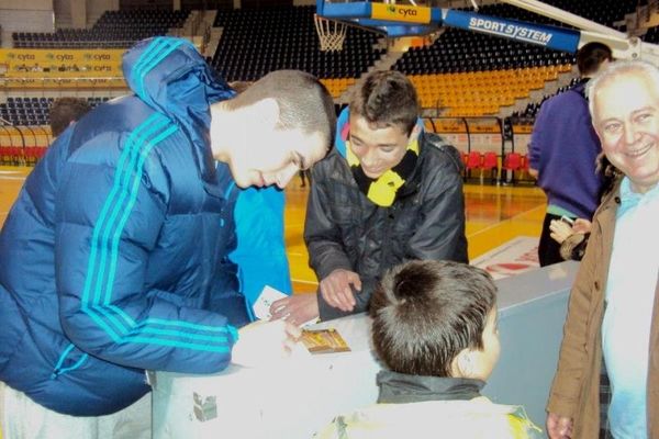 Άρης: Μοίρασε αυτόγραφα (photos)