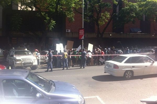 Λυγμοί και διαμαρτυρίες για Πιστόριους