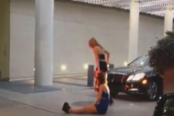 Απίστευτος καυγάς: Τη σέρνει απ' το μαλλί στο πεζοδρόμιο... 